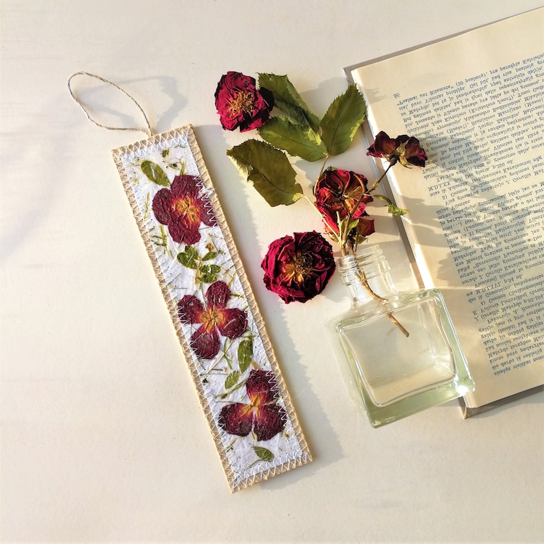 Marque-pages fleurs roses pressées, cadeau hygge fait main pour les amateurs de livres one bookmark