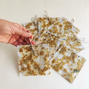 Piccole buste regalo per gioielli in carta ecologica con fiori di ortensia essiccati
