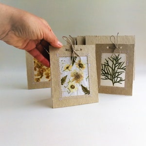 Ein handgemachtes 3er Set Grußkarten mit getrockneten Blumen und Pflanzen