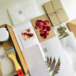 DIY Bastelset Geschenk für Erwachsene, handgemachte Papierherstellung mit Rosen- und Hortensienblüten