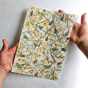 carta fatta a mano con vero fiore di ranuncolo giallo, naturale, strutturata, decorativa A4