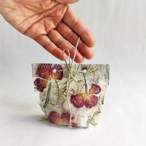 mini sacchetti regalo bomboniere, sacchetto di carta con rose secche, piccoli sacchetti per matrimonio con fiori rosa