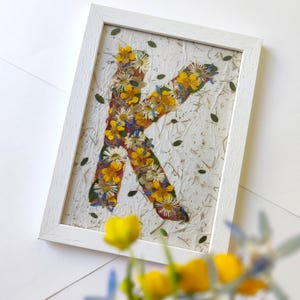 Marco de arte con inicial de flores prensadas, regalo personalizado para niña