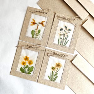 Papel feito à mão com flores secas, cartões e envelopes, arte com flores prensadas, conjunto de 4
