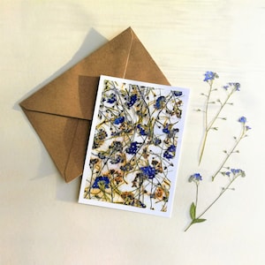 blauwe vergeet-me-niet-bloemkaart en envelop