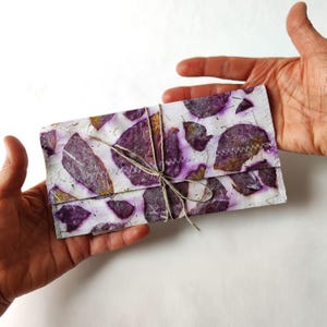Faire-part Enveloppe roses violettes, pétales séchés en papier fait main