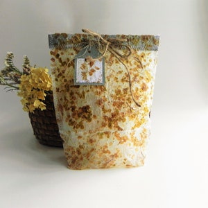 Sacchetto regalo decorativo in carta fatta a mano con veri fiori di ortensia essiccati, carta da regalo ecologica