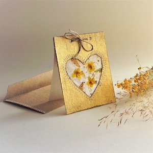 Carte de voeux faite main avec des fleurs jaunes séchées, cartes et enveloppes rustiques coeur d'amour pour la Saint-Valentin