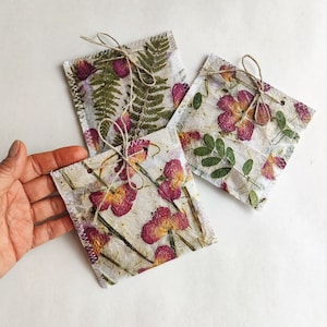 3 mini sacs cadeaux en papier fait main avec des fleurs de roses pressées, petits sacs cadeaux pour douche, mariage, anniversaire, fête