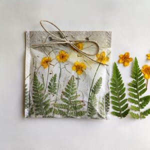 Piccola borsa regalo in carta fatta a mano con fiori secchi, sacchetti per bomboniere floreali