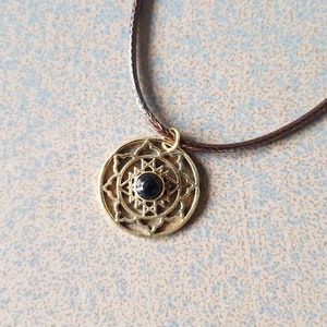 Collana mandala con onice nero, collana con ciondolo in ottone