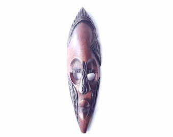 Maschera di legno africana intagliata a mano