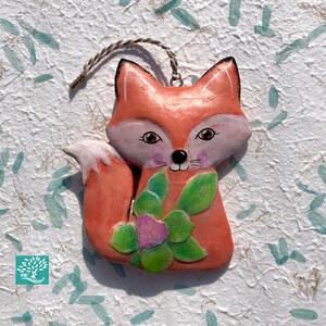 Volpe rossa in cartapesta – serie con animali - ROXY LA VOLPE versione 3 con foglie verdi e cuore in rilievo, spago da appendere o magnete