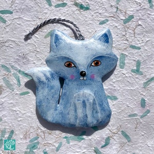 Volpe rossa in cartapesta–Serie con animali:Roxy la volpe - Versione 5 Colore bianco sfumato blu, pancia e zampe in rilievo, spago o magnete