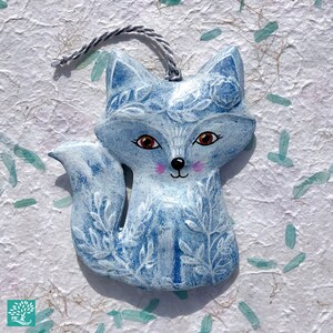 Volpe in cartapesta – serie con animali: Roxy la volpe - Versione 12 Colore bianco con foglie e coroncina con fiore in rilievo, spago