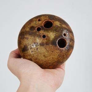 Vasija escultórica de cerámica de estudio de mediados de siglo, de la década de 1960, Puisaye, Francia.