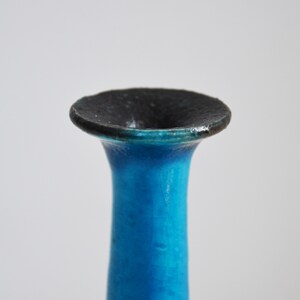 K&ouml;nnte beinhalten: Nahaufnahme der Oberseite einer blauen Keramikvase mit schwarzem Rand.
