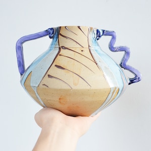 Vintage 1980-tals ED + JETTE MEISEENBERG Sällsynt holländsk postmodern studiokeramikkärl, med asymmetriska handtag