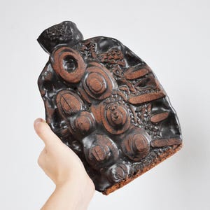 Vintage 1970er Jahre Studio Keramik Gefäß mit plastischem Relief