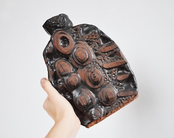 Vintage keramikkärl från 1970-talet, stort studiokärl med skulptural relief