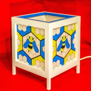 Lampada artigianale in legno naturale e carta giapponese. La casa delle Api
