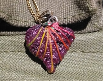 Collar con colgante de corazón de Kush púrpura sintético: réplica de Love Buds