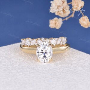 1.5-3ct Ovalschliff Moissanite Verlobungsring Set Mixed Baguette Moissanite Wedding Band Vintage Gelbgold Braut Set Versteckter Halo-Ring Bild 5