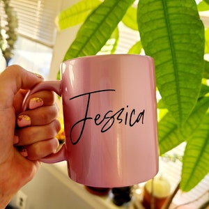 Personalisierte Tasse, Personalisierter Namensbecher, Becher rosa, Brautjungfer Geschenk, Personalisierte Kaffeetasse, Ehrmädchen Geschenk, Geschenk für Mama, Becher