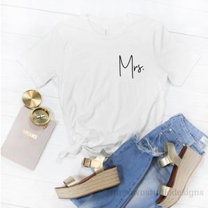 Mrs Shirt, Bridal Shower Gift, Wedding Gift, Mr and Mrs Shirt, Honeymoon Shirt, Just Married Shirt, Newlywed Shirt, Mrs Custom Shirt
