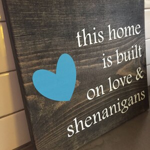 Letrero de madera pintado a mano personalizado con SUS opciones de color / Esta casa está construida sobre amor y travesuras / Decoración del hogar / Regalo de inauguración de la casa