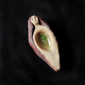 Zakbeeldje van de godin Gaia: keramische altaarkunst met zeeglas