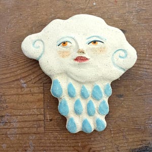 Nuvola in ceramica con volto e gocce di pioggia, decorazione da parete realizzata a mano, ideale per l'arredamento di casa, facile da appendere, opera d'arte originale.