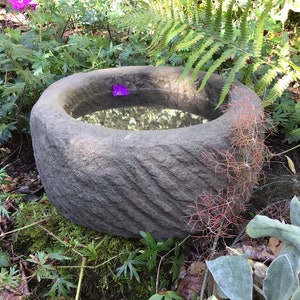 Bain d'oiseaux profond de rocaille de style ancien de jardin en pierre reconstituée/mini étang