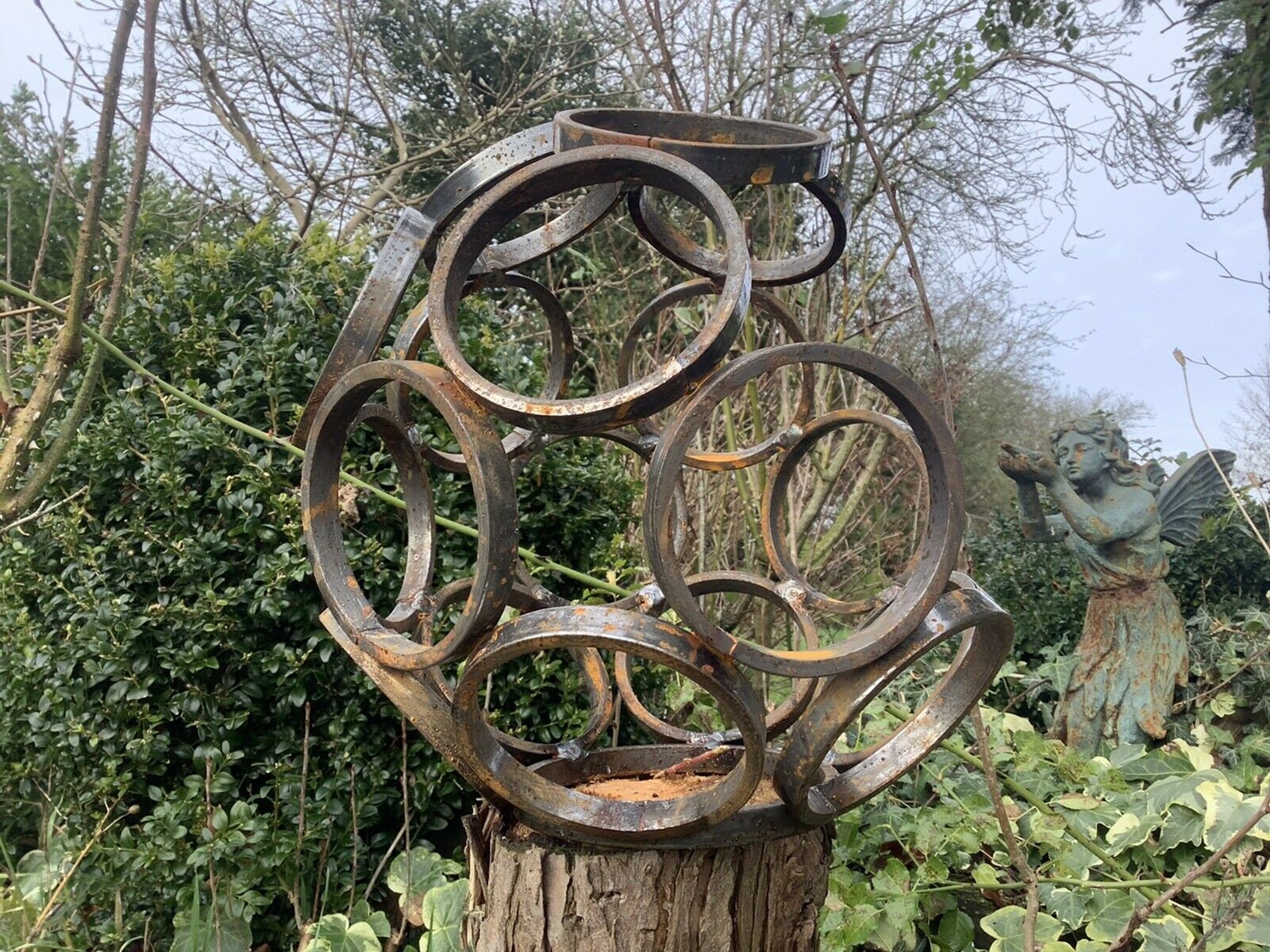Ornement rouillé en métal de sculpture d'orbe de sphère ouverte d'art  moderne de jardin -  France