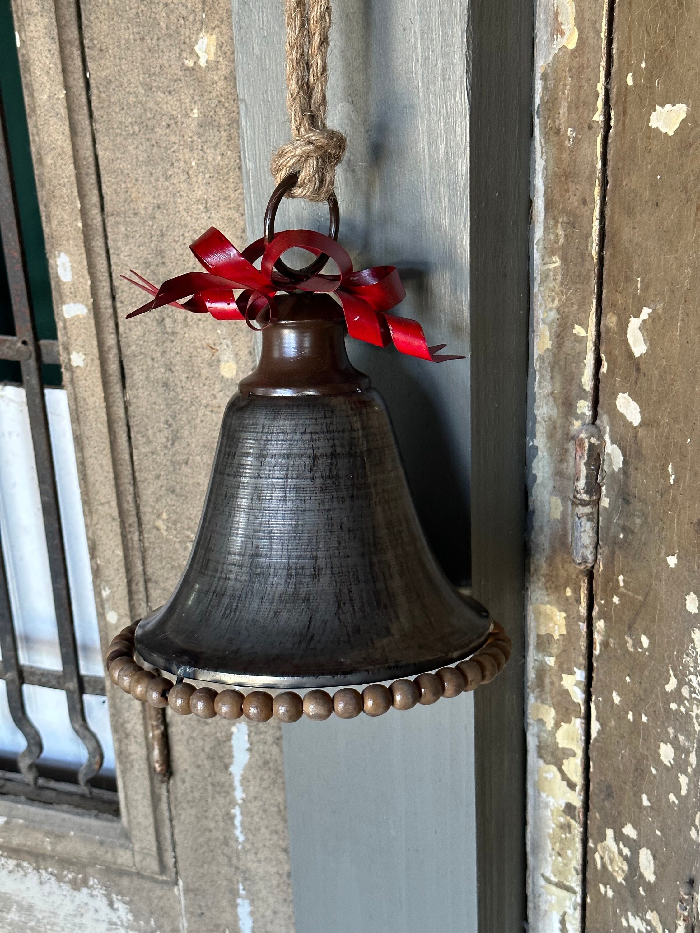 Campana Navideña De Metal De Gran Tamaño Con Lazo Rojo De Metal, Detalles Rústicos Plateados, Decoración Navideña Con Detalles De Cuentas De Madera. - España