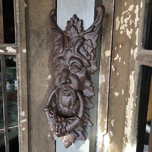 Aldaba de puerta gótica grande de 20 pulgadas de hierro fundido con forma de hombre hoja marrón celta de metal medieval