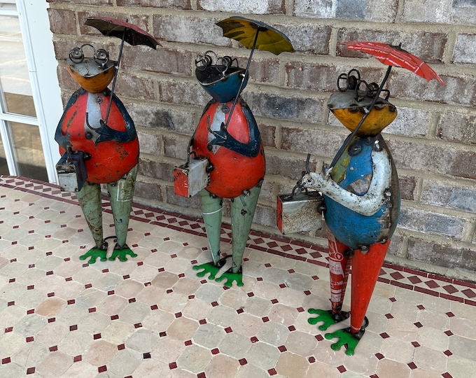 Rustic Metal Traveling Frog Statue Holding Umbrella Cute Sculpture Garden Yard Art