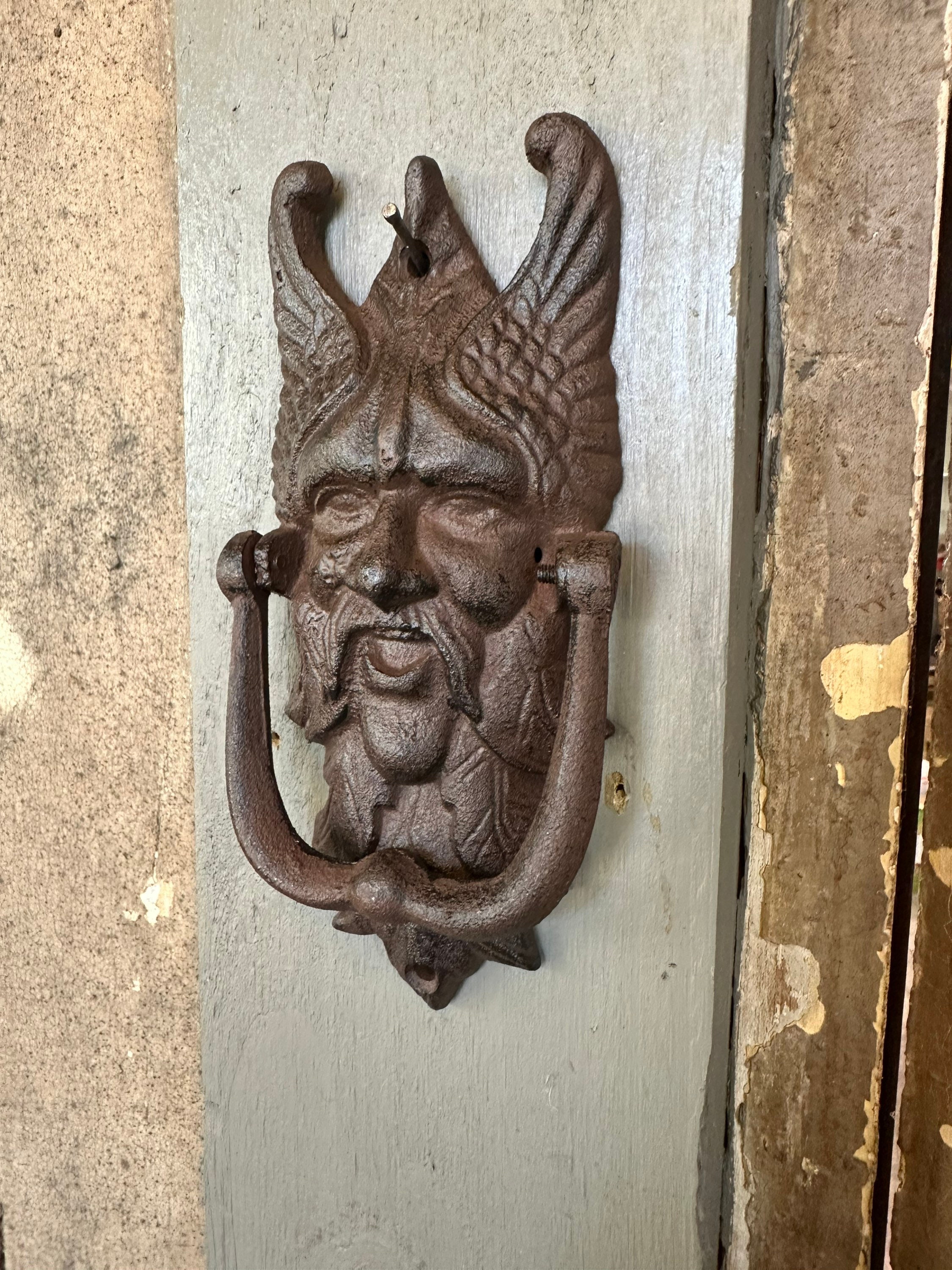 WINBST Antique Horned Skull Door Knocker – Gothic Demon Goat Head Wall Plaque For Front Door Decoration (16.5 X 15 X 3.5 Cm)