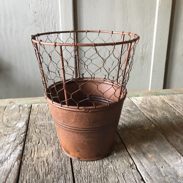Round Chicken Wire Planter - Holder Display Easter Hen Egg Bowl Rustic Farmhouse Pale Bucket