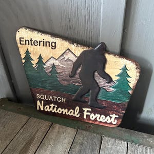 Letrero de metal para pared con texto "Entrando al Bosque Nacional Sasquatch", decoración para cuevas de hombres, regalo para esquiadores, Bigfoot