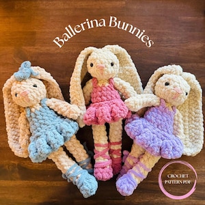 Puede incluir: Tres conejitos de bailarina de ganchillo hechos a mano con tutús azules, rosas y morados. Los conejitos tienen orejas largas y llevan zapatillas de ballet. La imagen incluye el texto "Ballerina Bunnies" y "CROCHET PATTERN PDF".