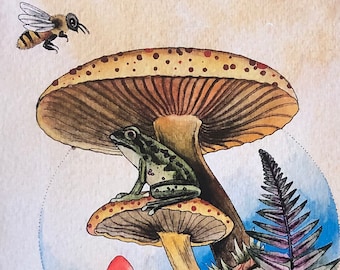 Op de afbeelding: Waterverf schilderij van een kikker die op een paddenstoel zit met een bij die erboven vliegt. De paddenstoel is rood en geel met witte vlekken. Er zijn kleinere rode paddenstoelen op de achtergrond. De kikker is groen met bruine vlekken. De bij is geel en zwart. De achtergrond is een lichtblauwe waterverf wassing.