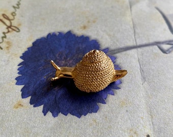 Vintage small gold tone snail brooch - animal brooch/pin - costume jewellery gift for her