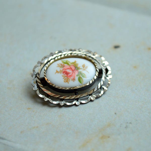 Oldschool rose oval brooch - ladies vintage accessory - gift for her - rose jewellery - vintage brooch pin - vintage brooch - Mother's Day