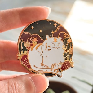 ストロベリーパッチキャットエナメルピン：春の虎のイラスト