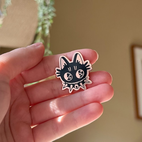 Punk Kitty Hard Emaille Pin, süsses Kupfer überzogenes Katzen Revers Abzeichen, Kawaii schwarze Katzen Illustration Accessoire, Grunge Stachelhalsband, Original Kunst