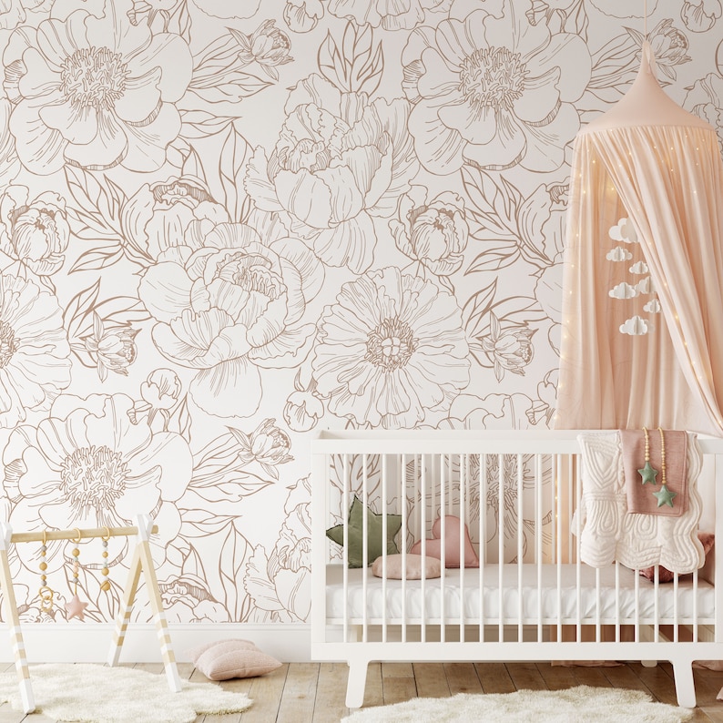 Puede incluir: Una cuna blanca con un dosel blanco y un papel tapiz floral con contornos marrones. La cuna tiene un colch&oacute;n blanco y una manta blanca con un patr&oacute;n de estrellas rosa y verde.