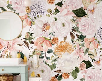 Könnte beinhalten: Eine Blumentapete mit großen, malerischen Rosen und Lilien in zarten Rosa-, Pfirsich- und Weißtönen, akzentuiert durch dunkelgrüne Blätter. Ein runder Spiegel hängt an der Wand über einem hellgrünen Waschtisch mit weißem Waschbecken und Korb.
