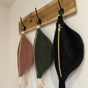 Sac banane en velours côtelé personnalisable.