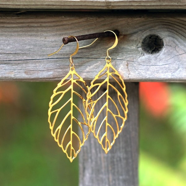 boucles d'oreilles feuille en filigrane. boucles d'oreilles feuille d'or. boucles d'oreilles branche. feuilles découpées au laser. boucles d'oreilles rustiques. longue boucle d'oreille. cadeau de jardinier. filigranes d'or